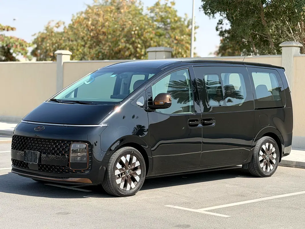 Hyundai Staria 2023 — photo 1 of 13