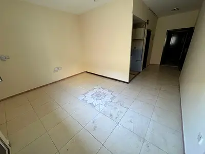 استيديو مميز في منطقه القليعه الشارقه للايجار السنوي - مساحة عملية ومريحة - مطبخ شبه منفصل - تشطيبات نظيفة -مناسب للأفراد أو الموظفين -موقع حيوي وسهل