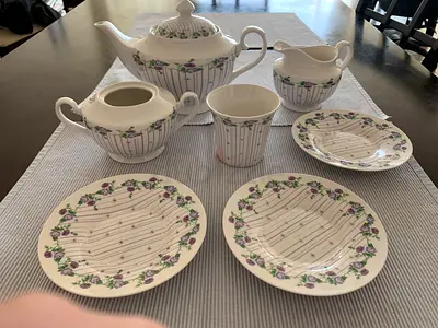 AED60 for 8 pc Crockery
