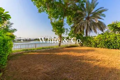 Type 1E | Lake Backing | Well Maintained