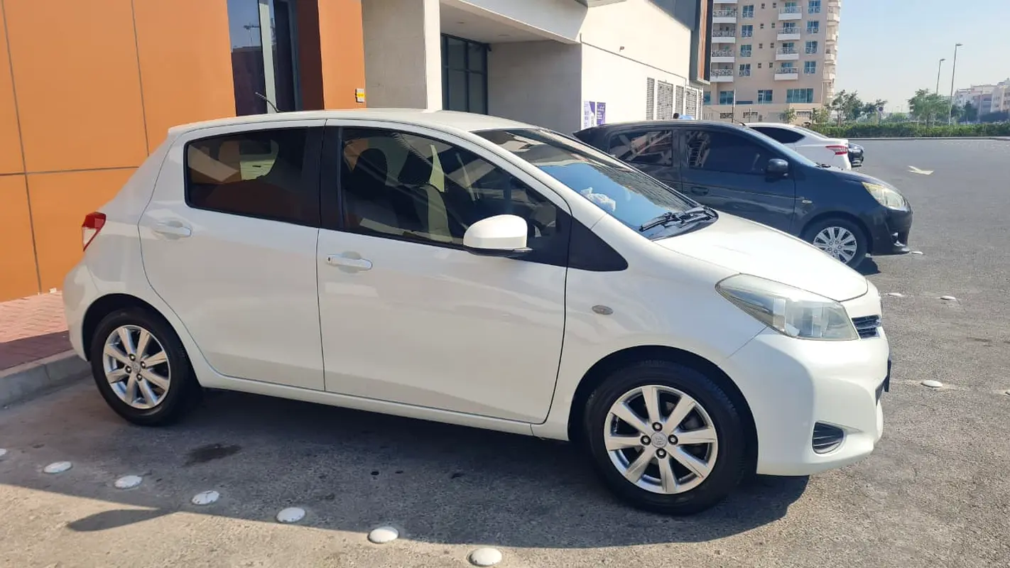 Toyota Yaris 2014 — photo 1 of 20