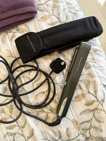Remington Hair Straightener with Heat-Resistant Pouch