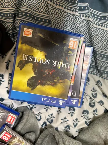 Used PS4 game: Dark Souls III (plus extra titles) - Good condition