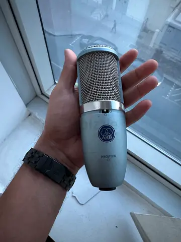 Studio microphone akg p420