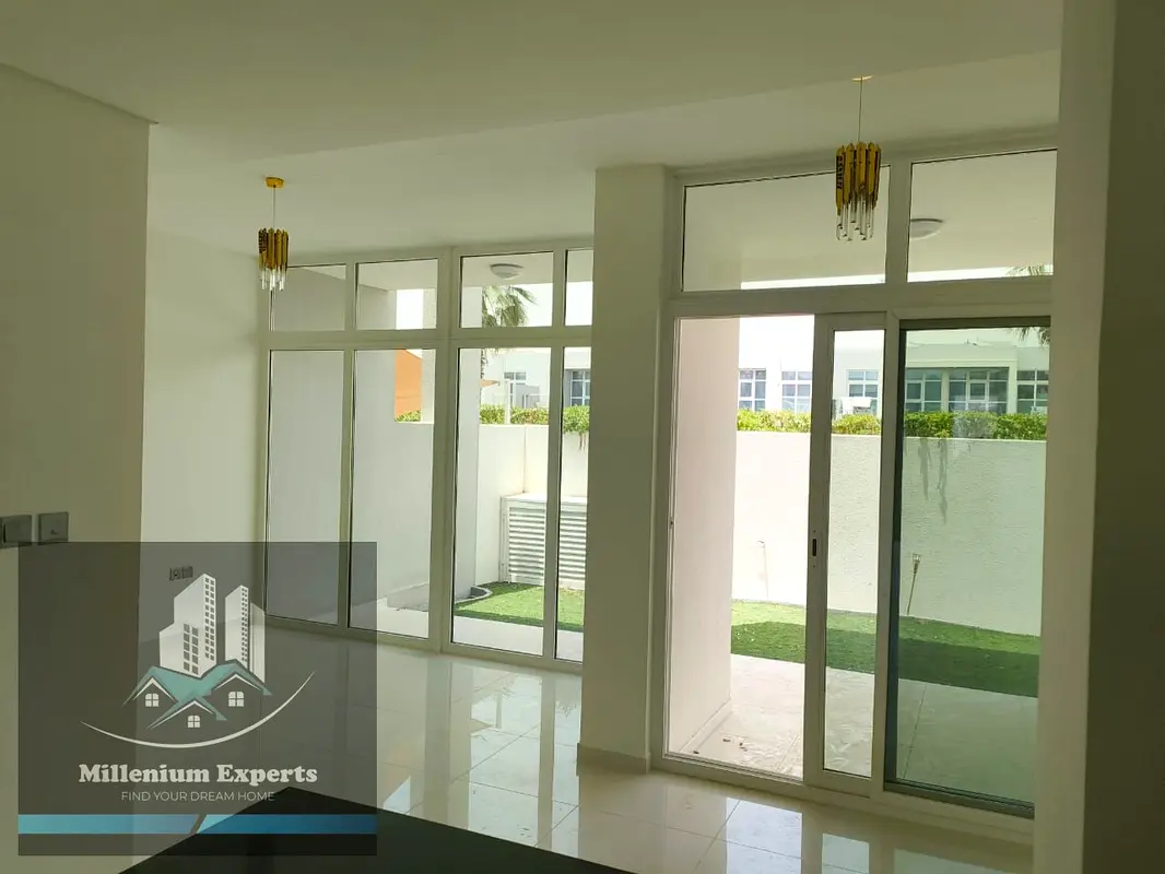 LUXURY SPACIOUS 3BEDROOMS FOR RENT READY TO MOVE CORNER UNIT
