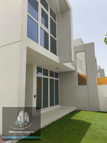 LUXURY SPACIOUS 3BEDROOMS FOR RENT READY TO MOVE CORNER UNIT