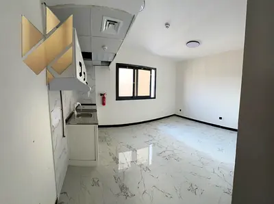 استوديو بمويلح أول ساكن مقابل سفاري مول شارع رئيسي