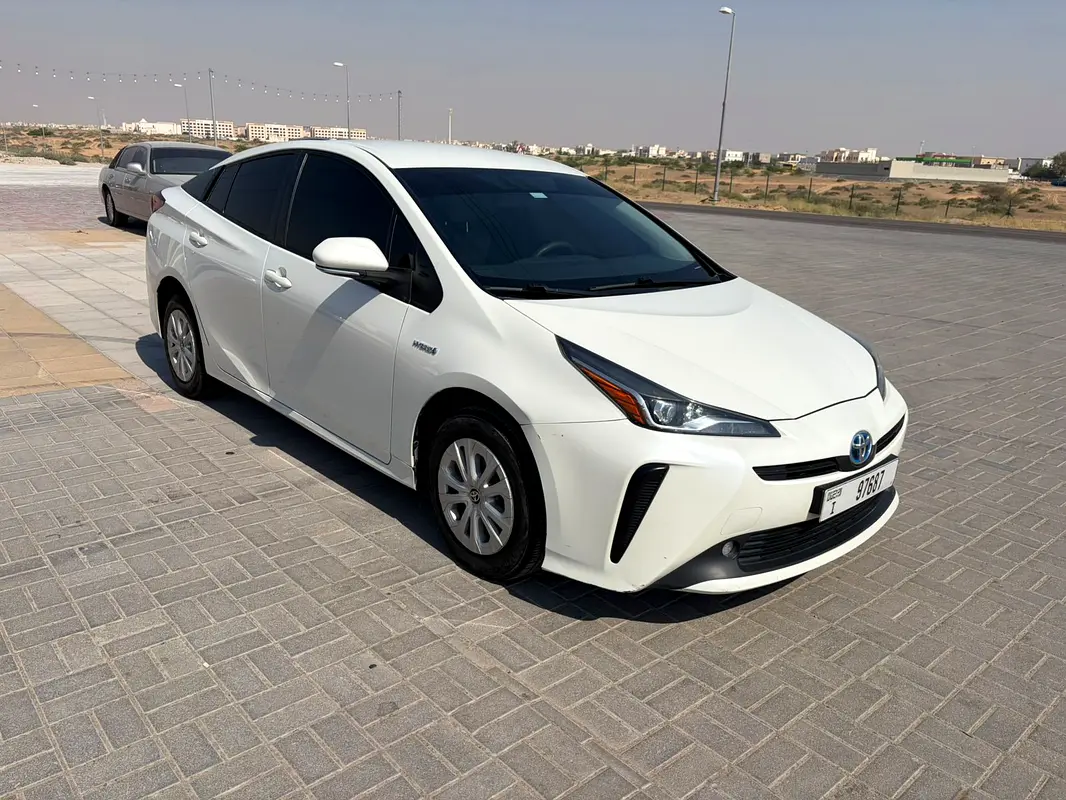 Toyota Prius 2019 — photo 1 of 11