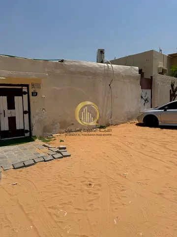 للبيع بيت في القادسية مساحة 4000 قدم مقسم 4 اقسام