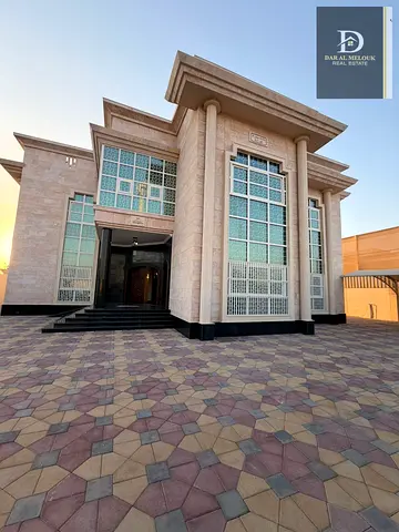 للبيع فيلا فاخرة في الشارقة – منطقة الطرفا 🏡✨
فرصة مميزة لامتلاك فيلا جديدة بالكامل بموقع استثنائي على ثلاث شوارع ومساحة كبيرة 👌
📍 الموقع:
الشارقة – الطرفا
📐 تفاصيل الفيلا:
▪️ المساحة: 18,000 قدم مربع
