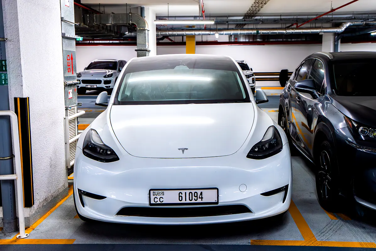 Tesla Model Y 2024 — photo 1 of 9