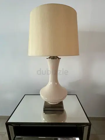 2 beige lamps