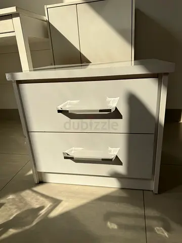 Modern White 2-Drawer Side Table / Nightstand – Excellent Condition