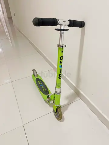 MICRO Green foldable kids kick scooter — good condition