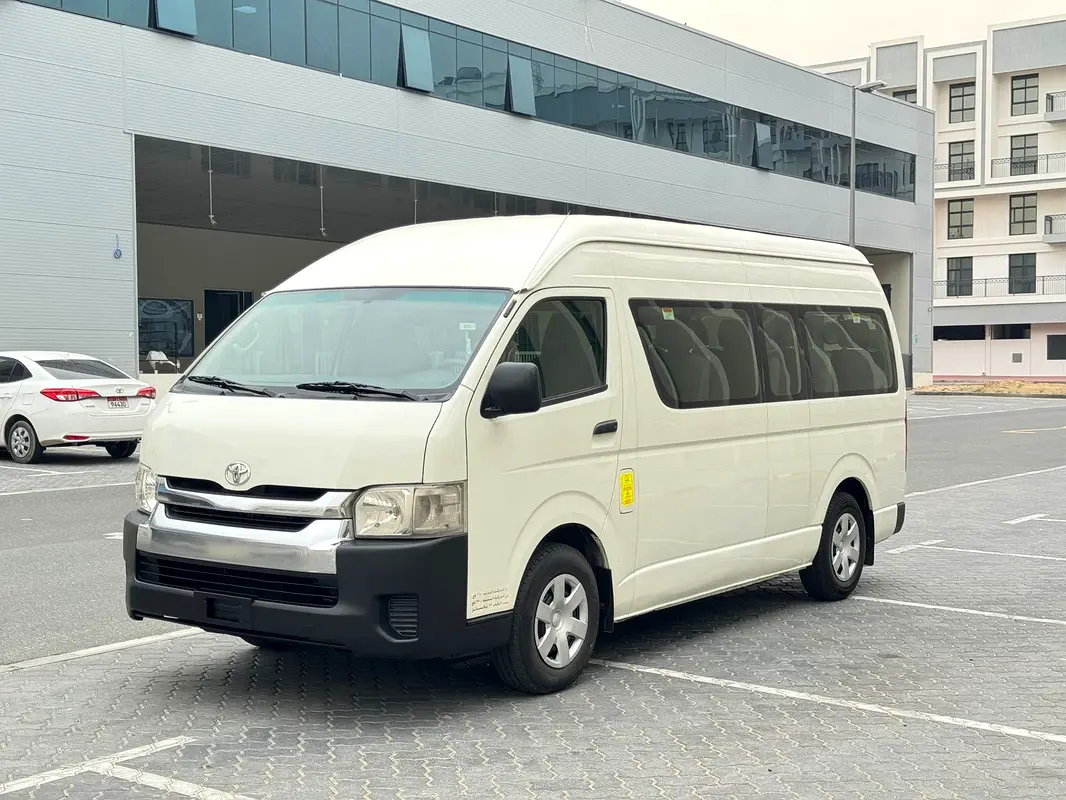 Toyota Hiace 2018 — photo 1 of 13