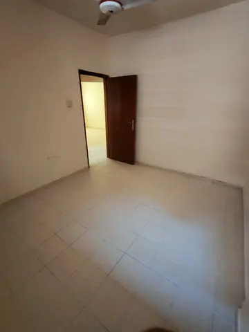 فرصة مميزة للإيجار السنوي في الشارقة – الشواهين 🔥 🏡 شقة واسعة ومريحة غرفتين وصالة + حمام 📍 موقع ممتاز قريب م