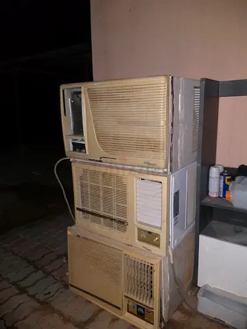 ثلاث مكيفات للبيع
