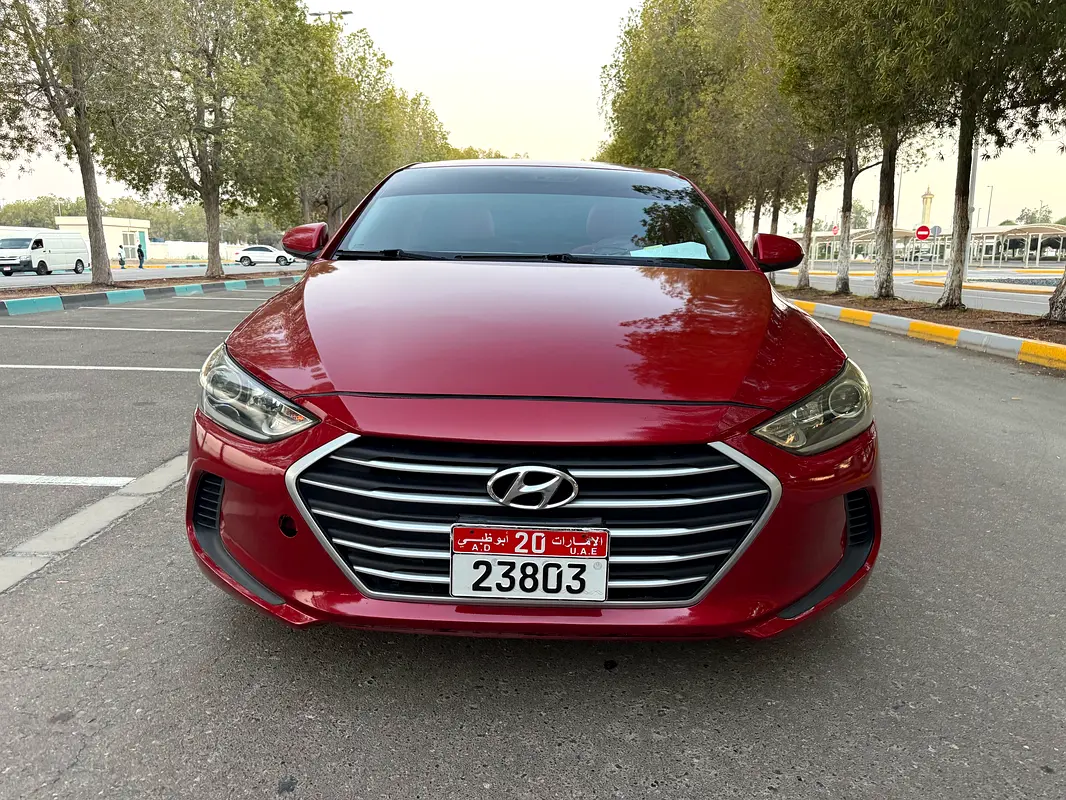 Hyundai Elantra 2018 — photo 1 of 14