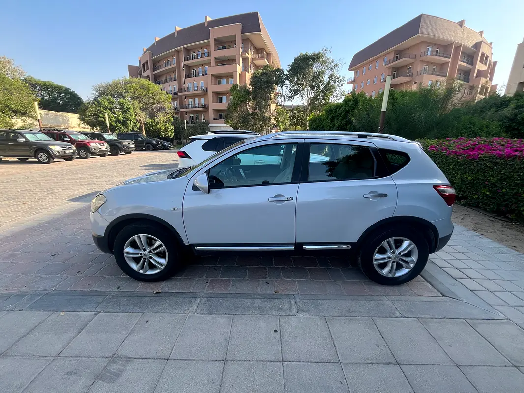 Nissan Qashqai 2012 — photo 1 of 11