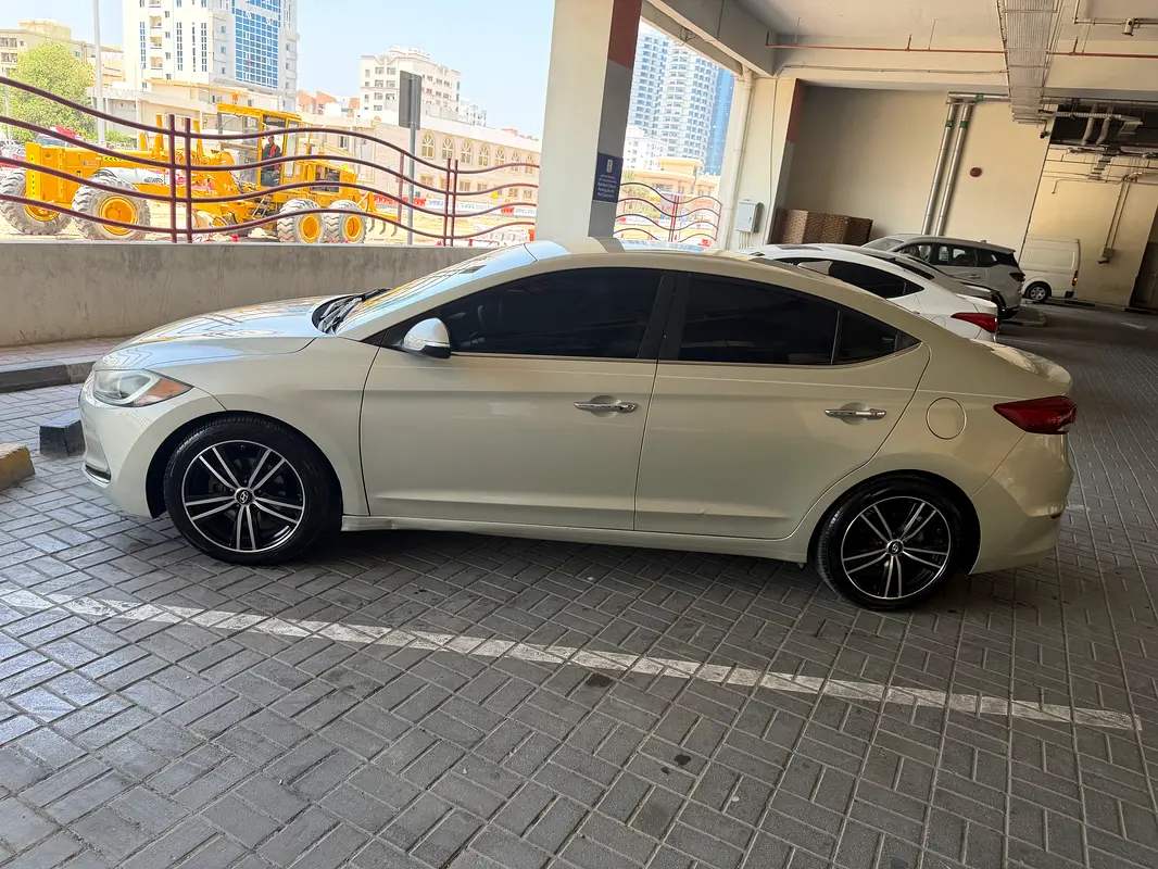 Hyundai Elantra 2017 — photo 1 of 4
