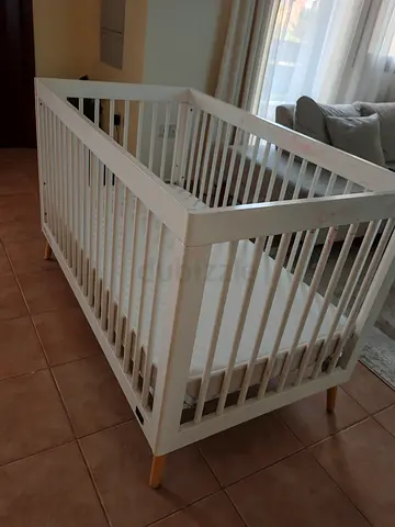 White Wooden Baby Crib with Mattress - Good Condition. giggles