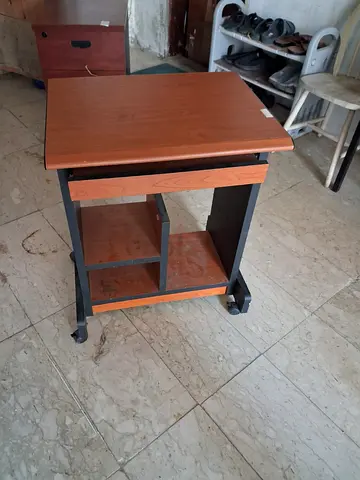 Compact mobile computer table with shelves