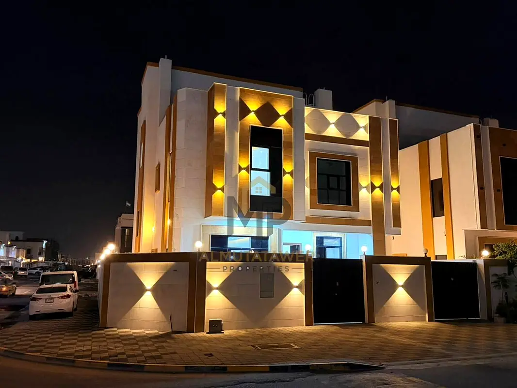 فيلا ثلاث طوابق زاوية موقع مميز قريب جميع الخدمات 7 غرف
