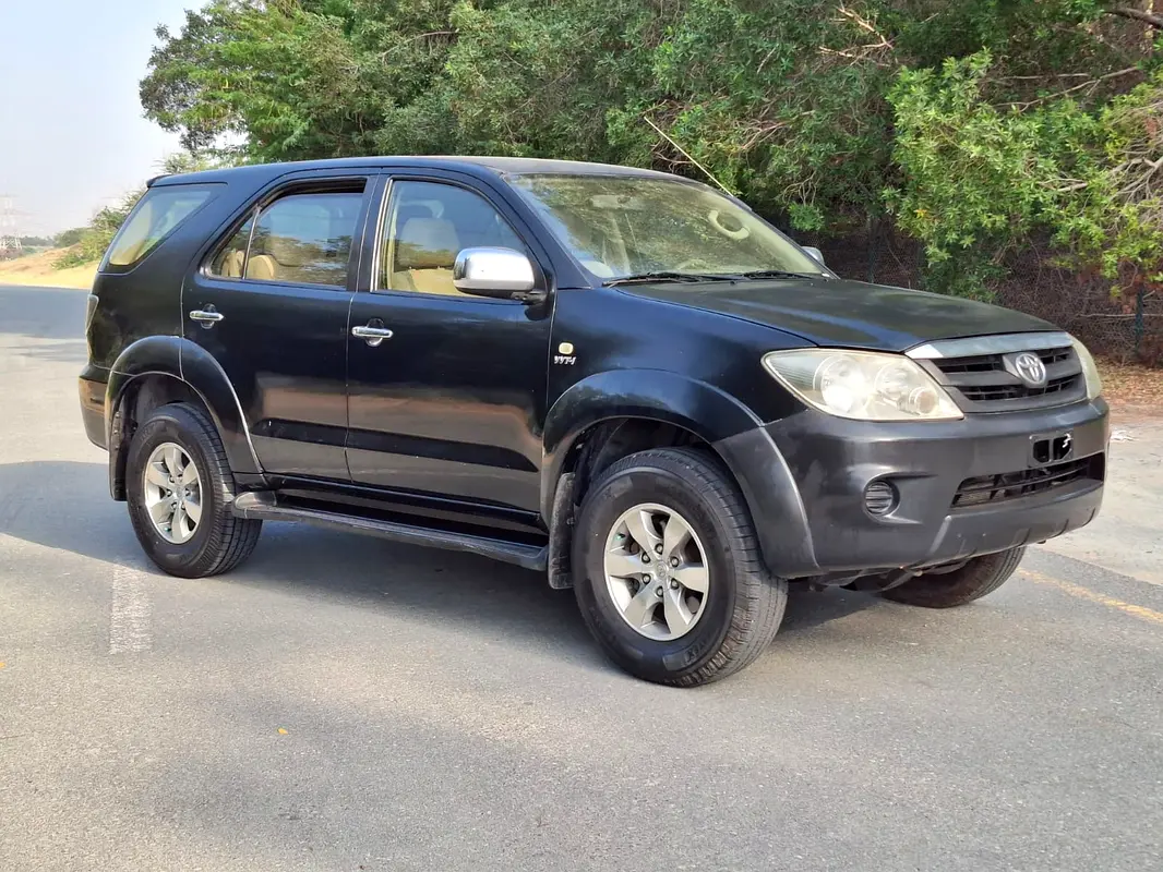 Toyota Fortuner 2007 — photo 1 of 11