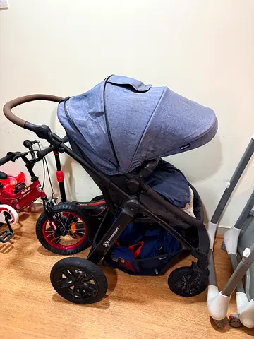 Well-kept standard stroller with large canopy, convertible bassinet, and a storage basket