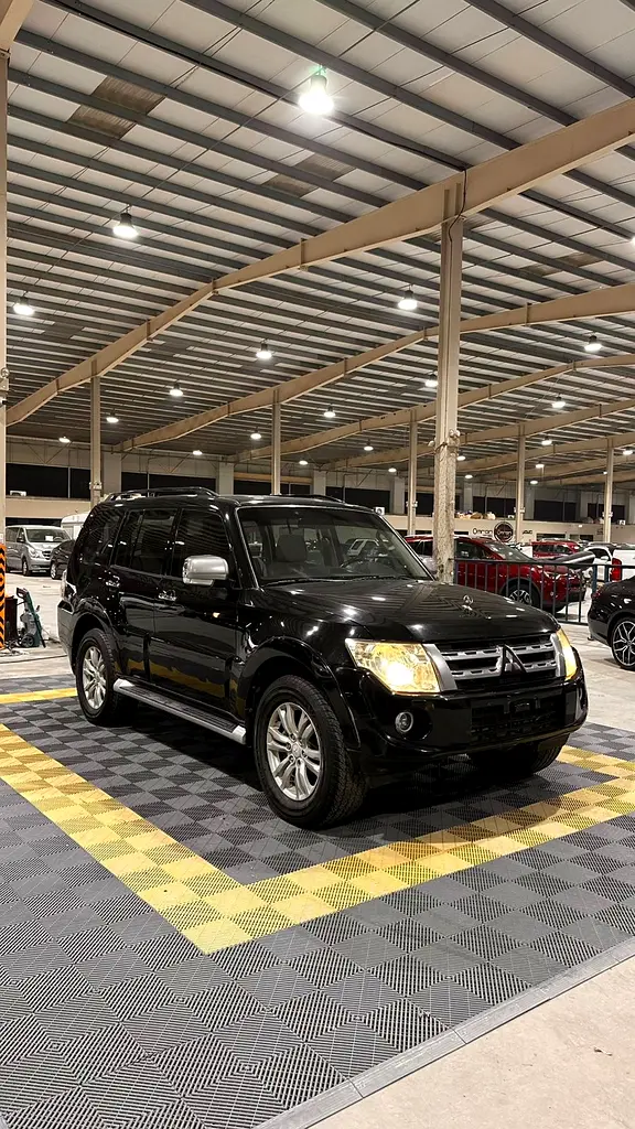 Mitsubishi Pajero 2014 — photo 1 of 14