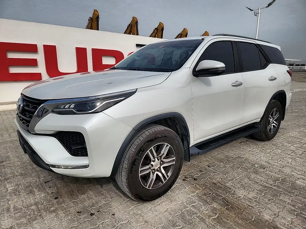 Toyota Fortuner 2023 — photo 1 of 6
