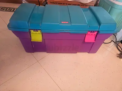 Picnic box with 7 mugs 2 plater and cutlery