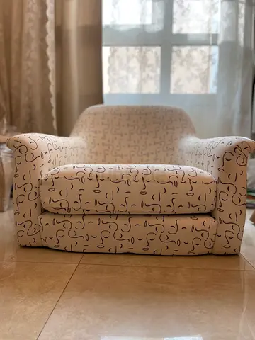 Comfortable Single-Seat Armchair with Patterned Cream Fabric