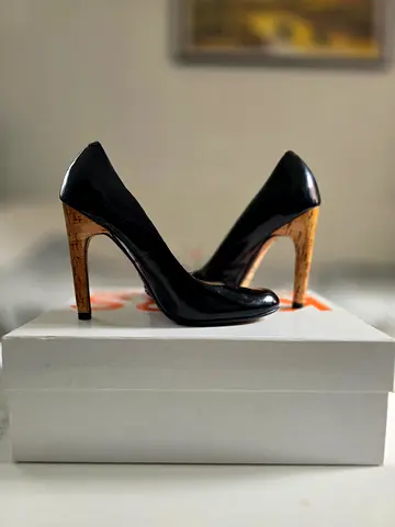 Authentic Michael Kors Heels w/ box (size 6)