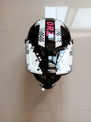 Full-face cycling helmet — black  white, size L