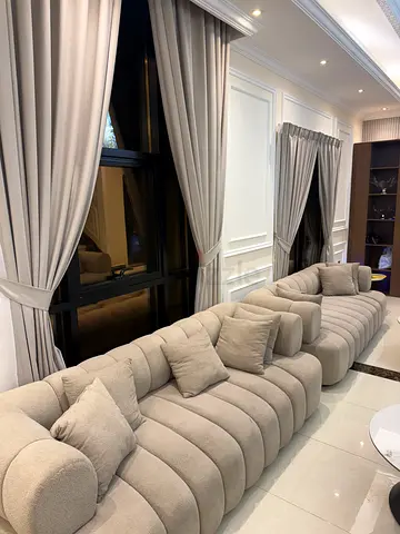 Light beige curved 5- seater plush sofa in excellent condition 3+1+1