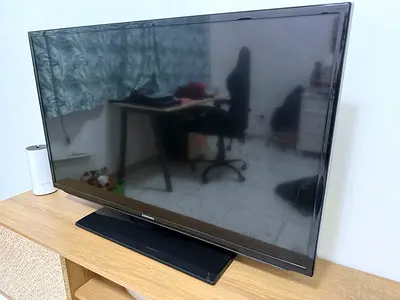 Samsung 42 inch LED TV - Good Working Condition with TV Stand