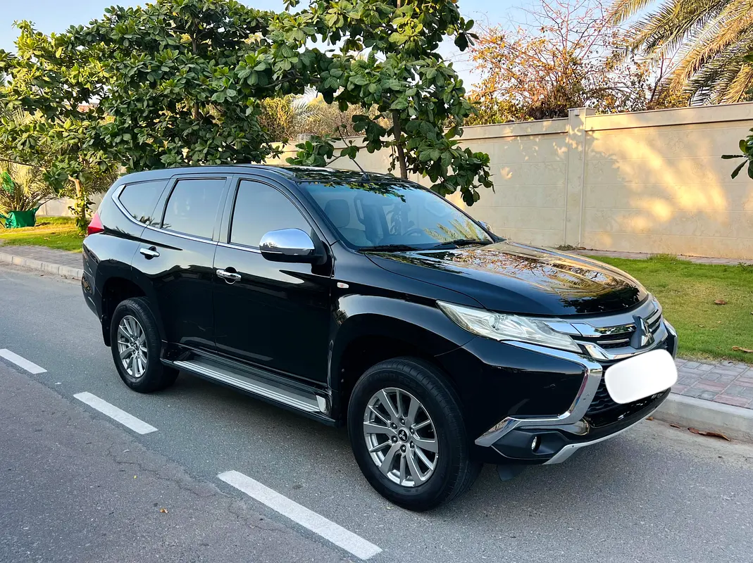 Mitsubishi Montero Sport 2017 — photo 1 of 20