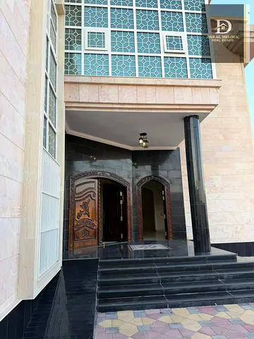 للبيع فيلا مميزة في منطقة الطرفا – الشارقة  فرصة رائعة لامتلاك فيلا واسعة بتصميم عملي وموقع هادئ ومميز 👌  📐 تفاصيل الفيلا:  زاوية على ثلاث شوارع  •