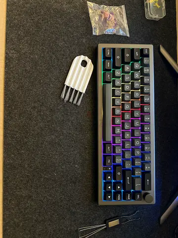 epomaker ek68  Mechanical Keyboard - 65% with Keypuller and pink swtiches