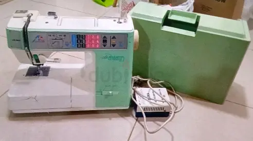 JUKI BRAND / Janome style sewing machine with hard case — good working condition