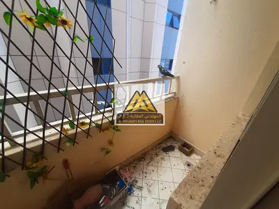 استوديو بمساحة واسعة ومطبخ منفصل للإيجار السنوي في ليوارة 1 عجمان بجانب مركز شرطة المدينة