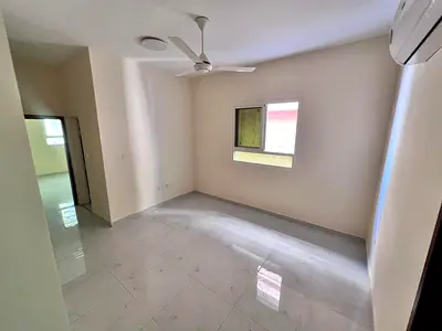 بلكونة بإطلالة ممتازة مساحات واسعة بنايه جديده وعائلات صيانه دوريه علي المالك  سهولة الوصول إلى الشارقة ودبي