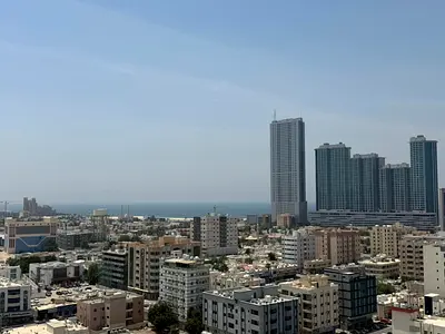 شقة فاخرة 3 غرف وصالة في الراشدية 3 بإطلالة مفتوحة وبلكونة وغرفة خادمة وتكييف مركزي قرب دبي والشارقة بسعر 65 ألف فقط