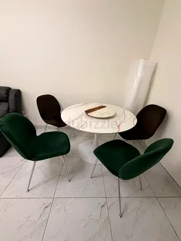 Small round marble-look dining table with 4 modern velvet chairs