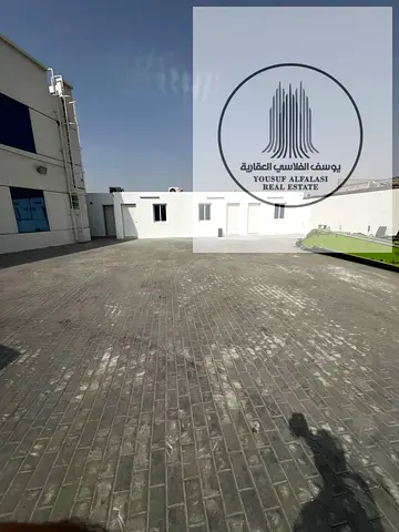 أرض مسورة للايجار الجرف الصناعية 2 عجمان 6700 قدم مبنى إداري سكن عمال كهرباء 80 كيلو