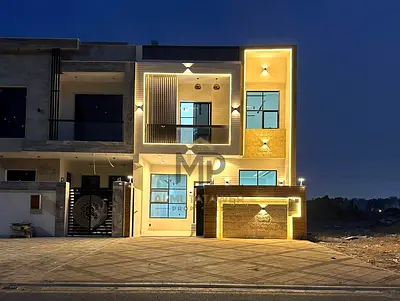 فيلا من طابقين مع تراس على السطح، السعر شامل رسوم التسجيل والتملك، تقع على الشارع الرئيسي، جاهزة للسكن الفوري، في أحد أرقى أحياء عجمان.
