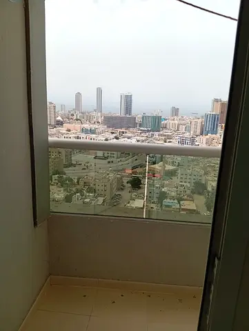 للايجار الشهري بعجمان متاح  استوديو مع بلكونه مفروش فرش نظيف جدا ابراج الاورينت السعر3200