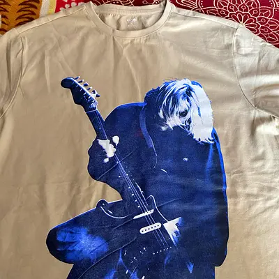 Beige Graphic T-Shirt with Blue Guitarist Print - Size Xl