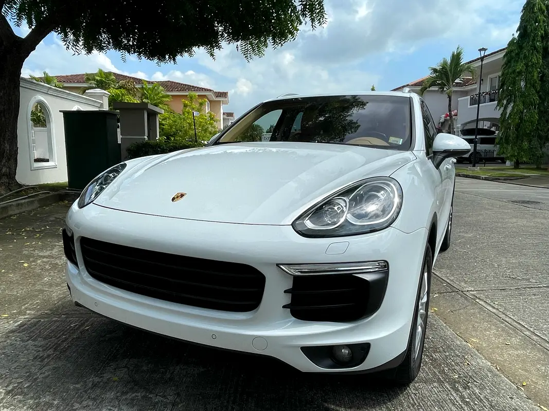 Porsche Cayenne 2016 — photo 1 of 10